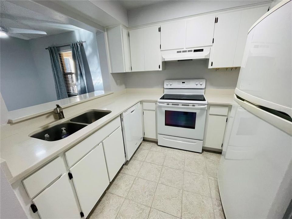 For Sale: $199,999 (2 beds, 1 baths, 850 Square Feet)