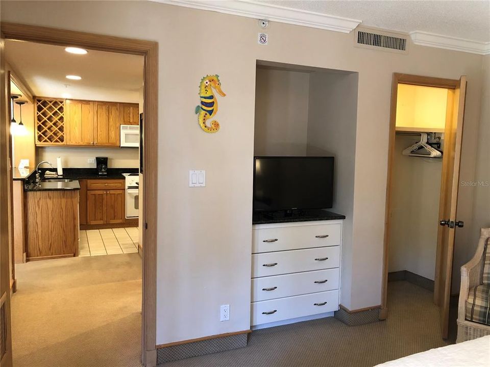 For Rent: $1,800 (1 beds, 1 baths, 825 Square Feet)