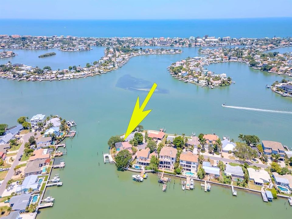 Recently Sold: $2,500,000 (3 beds, 2 baths, 3744 Square Feet)