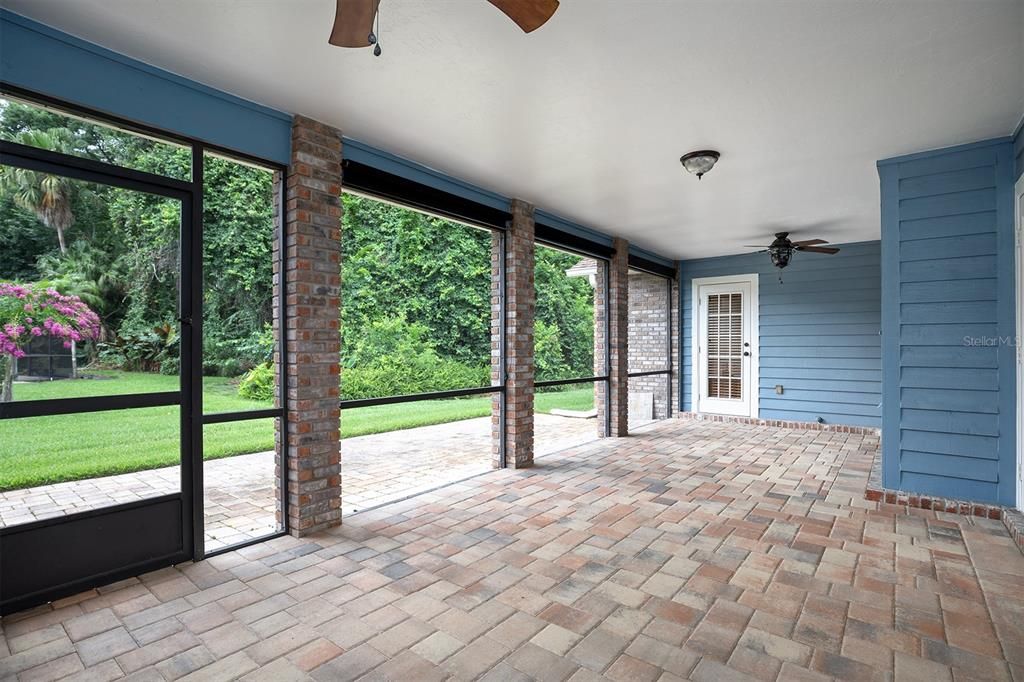 Lovely screened patio with pavers and shades