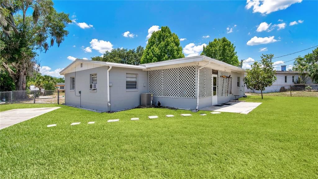 Active With Contract: $339,900 (3 beds, 2 baths, 1373 Square Feet)