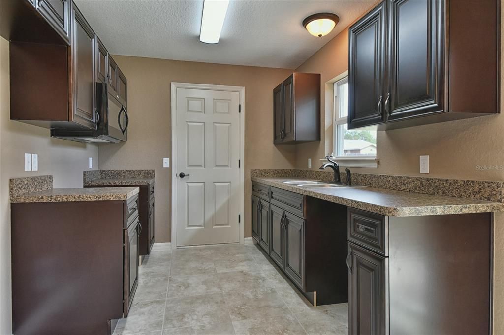 For Sale: $214,900 (3 beds, 2 baths, 1077 Square Feet)