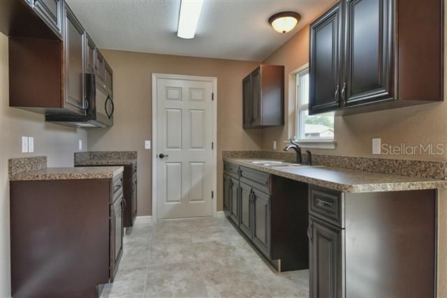 For Sale: $214,900 (3 beds, 2 baths, 1077 Square Feet)