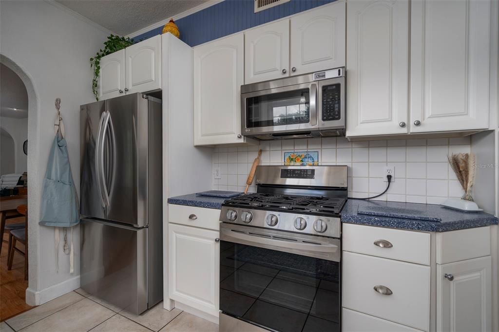 For Sale: $414,900 (3 beds, 2 baths, 1688 Square Feet)