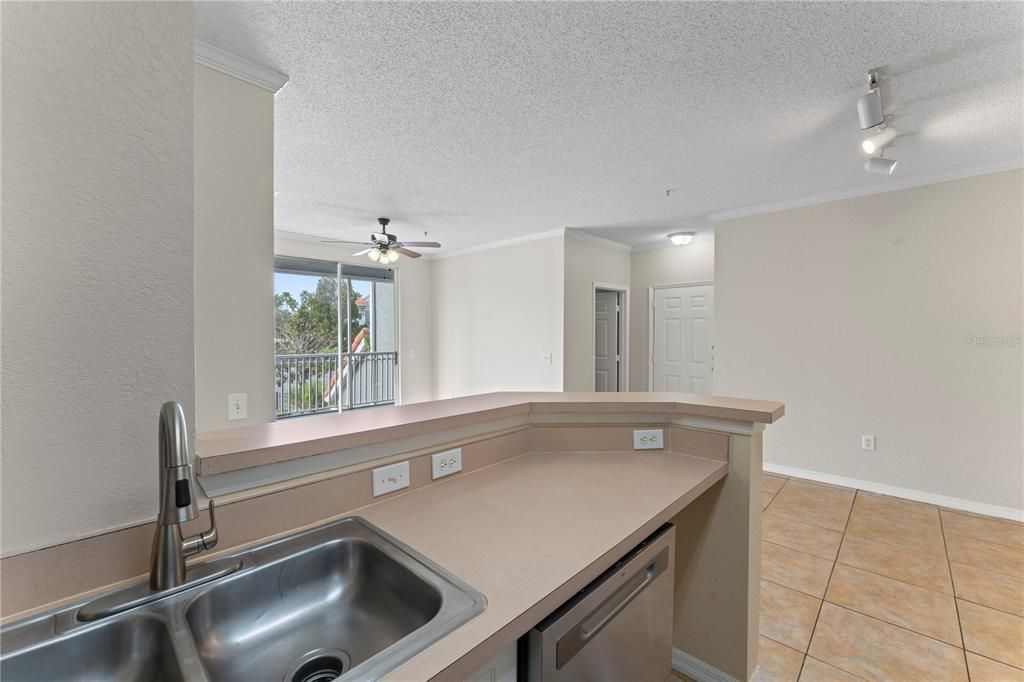 Active With Contract: $1,575 (2 beds, 1 baths, 939 Square Feet)