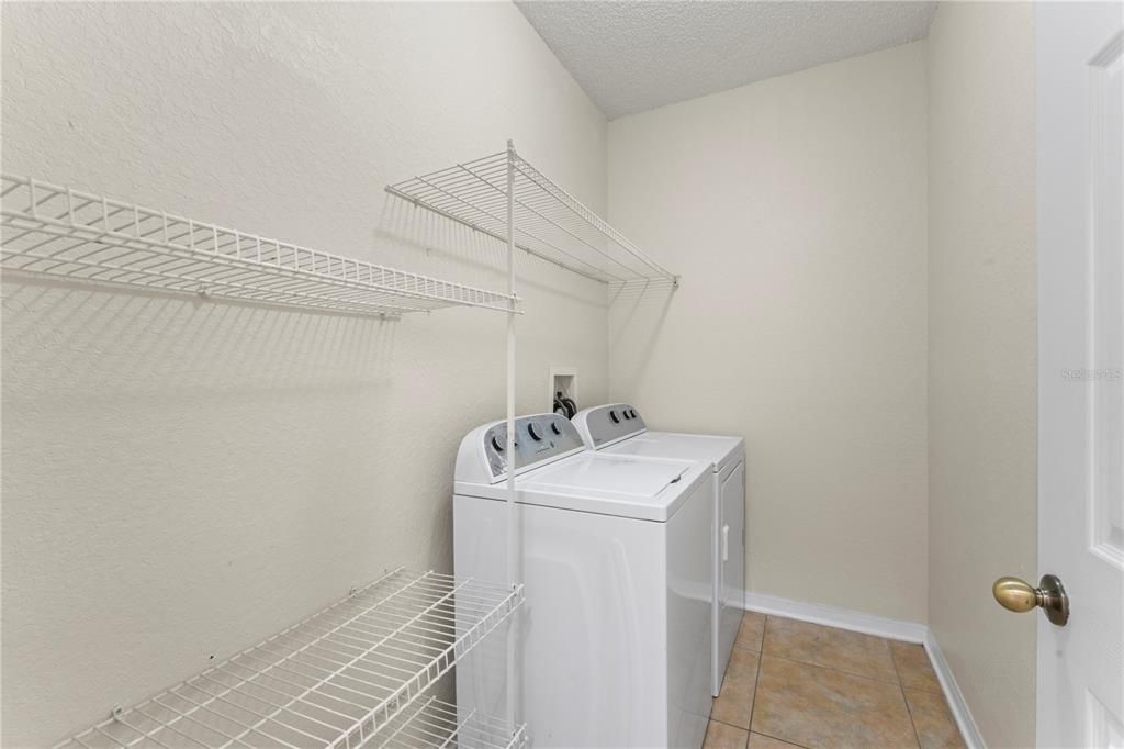 Active With Contract: $1,575 (2 beds, 1 baths, 939 Square Feet)