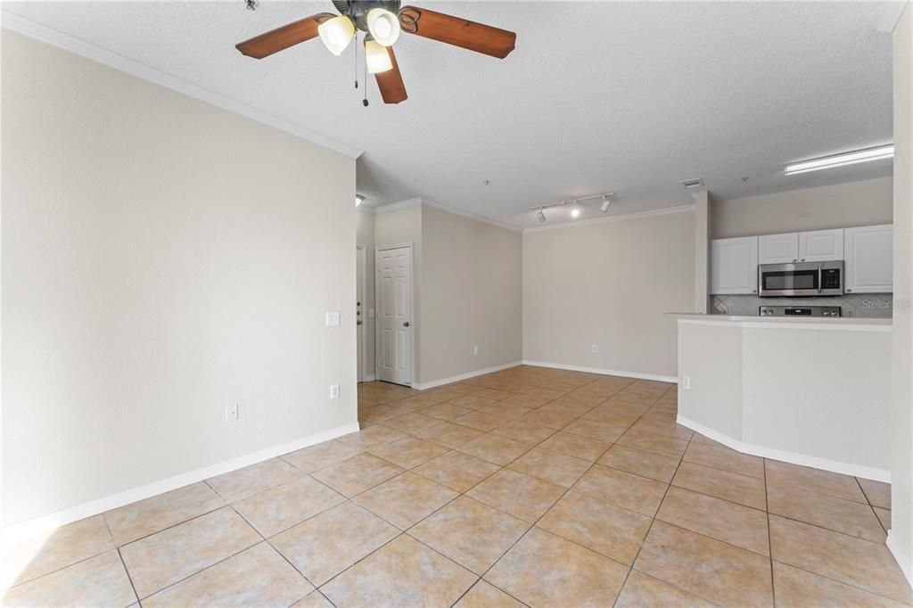 Active With Contract: $1,575 (2 beds, 1 baths, 939 Square Feet)