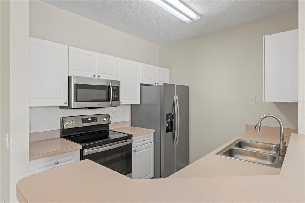 Active With Contract: $1,575 (2 beds, 1 baths, 939 Square Feet)