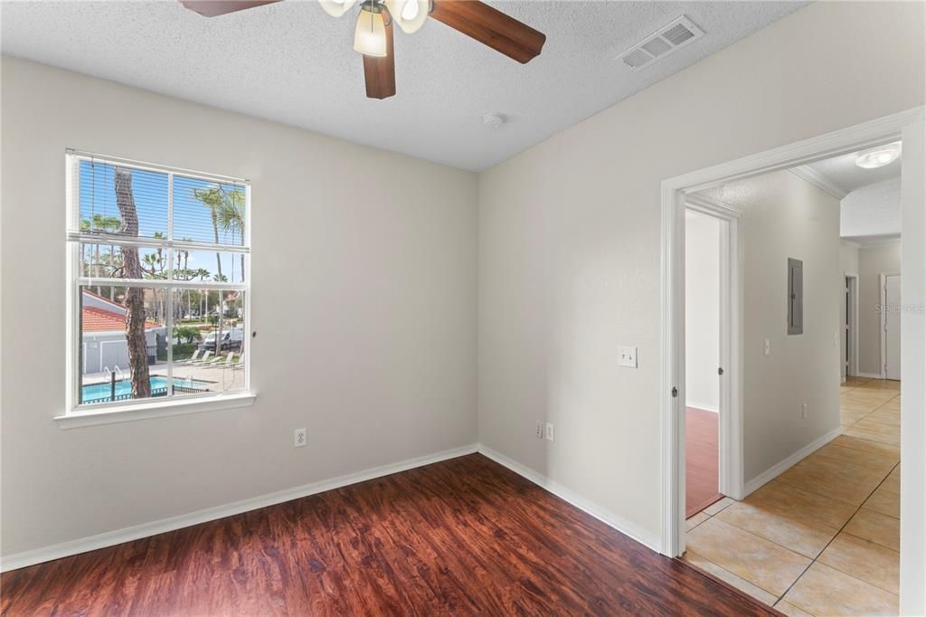 Active With Contract: $1,575 (2 beds, 1 baths, 939 Square Feet)