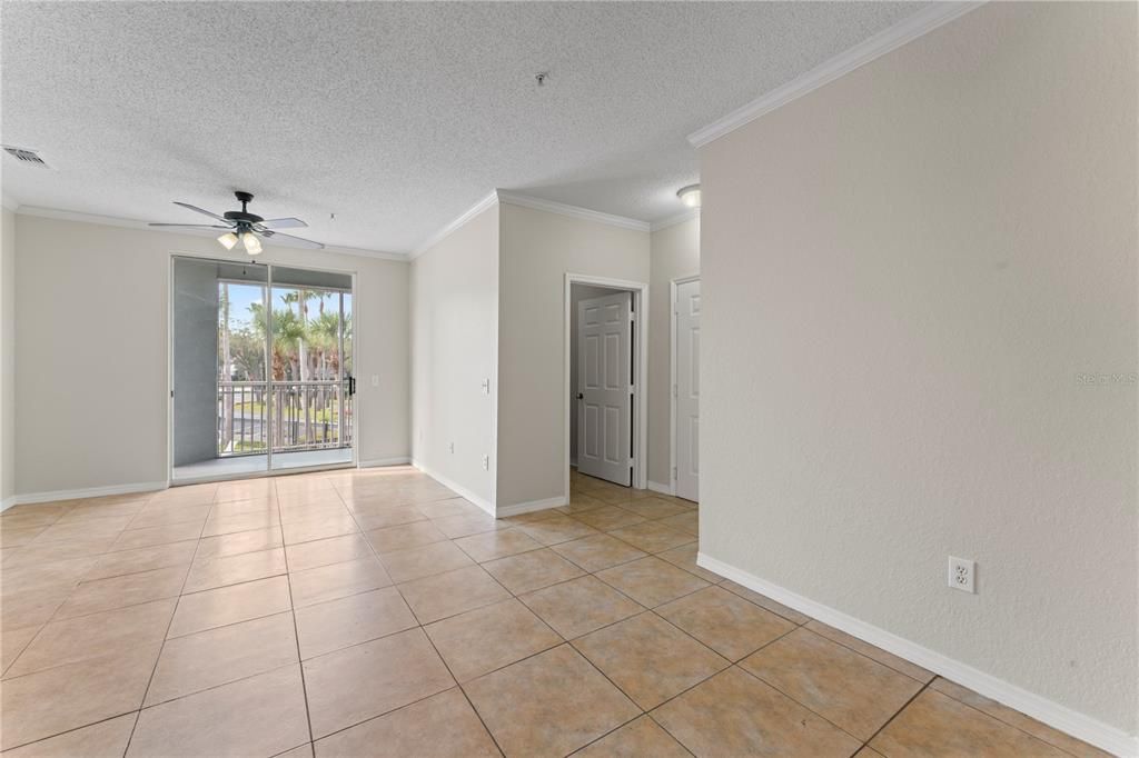 Active With Contract: $1,575 (2 beds, 1 baths, 939 Square Feet)