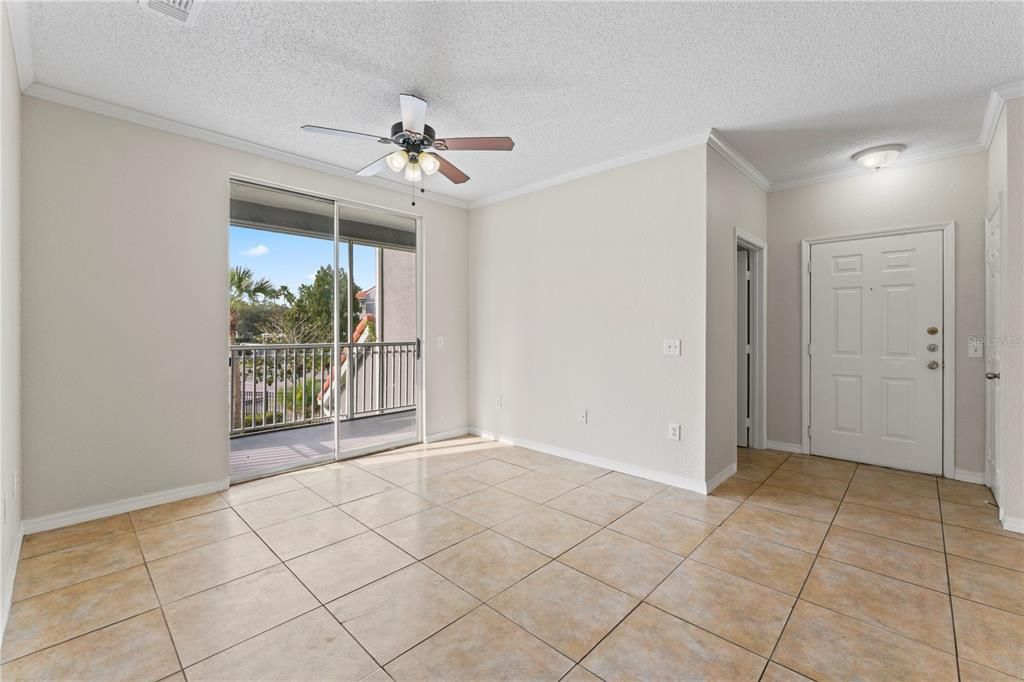 Active With Contract: $1,575 (2 beds, 1 baths, 939 Square Feet)