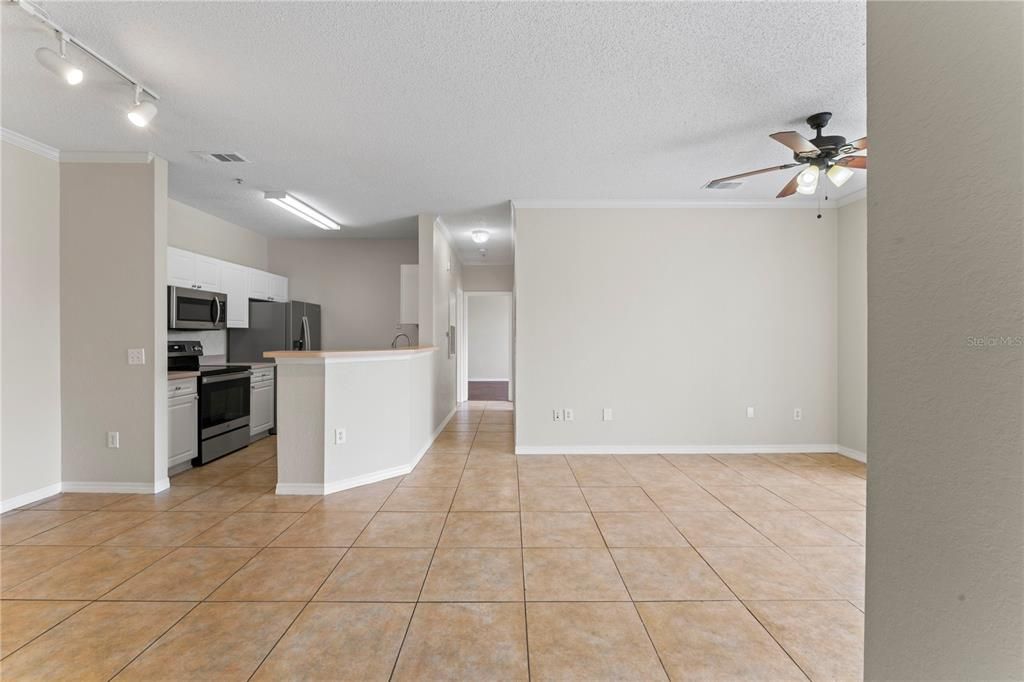 Active With Contract: $1,575 (2 beds, 1 baths, 939 Square Feet)