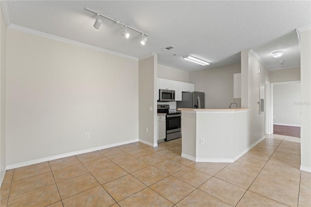 Active With Contract: $1,575 (2 beds, 1 baths, 939 Square Feet)