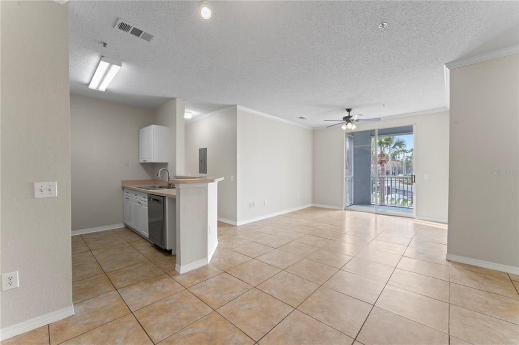 Active With Contract: $1,575 (2 beds, 1 baths, 939 Square Feet)