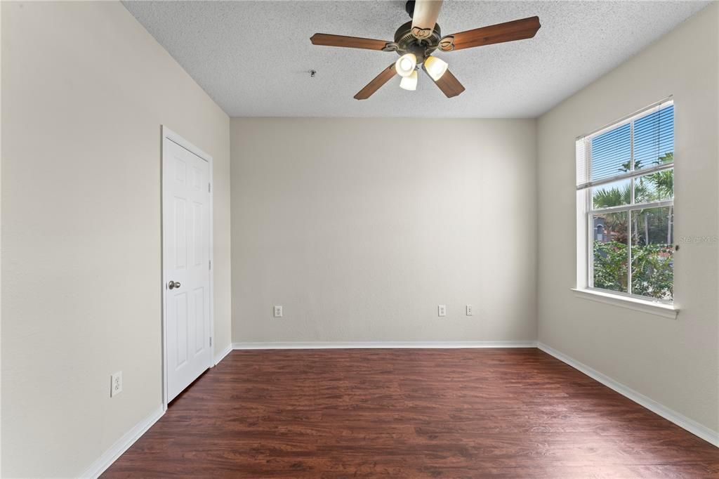 Active With Contract: $1,575 (2 beds, 1 baths, 939 Square Feet)