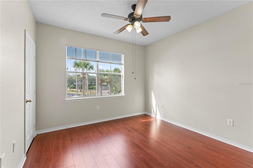 Active With Contract: $1,575 (2 beds, 1 baths, 939 Square Feet)