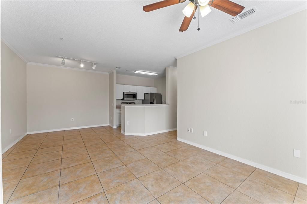 Active With Contract: $1,575 (2 beds, 1 baths, 939 Square Feet)