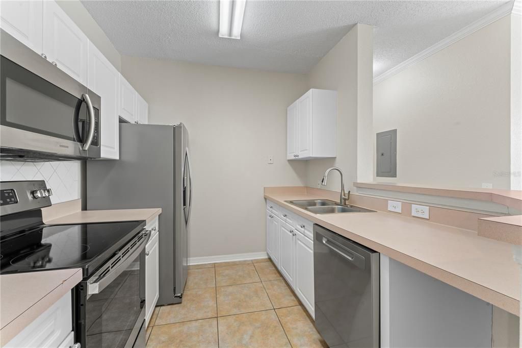 Active With Contract: $1,575 (2 beds, 1 baths, 939 Square Feet)