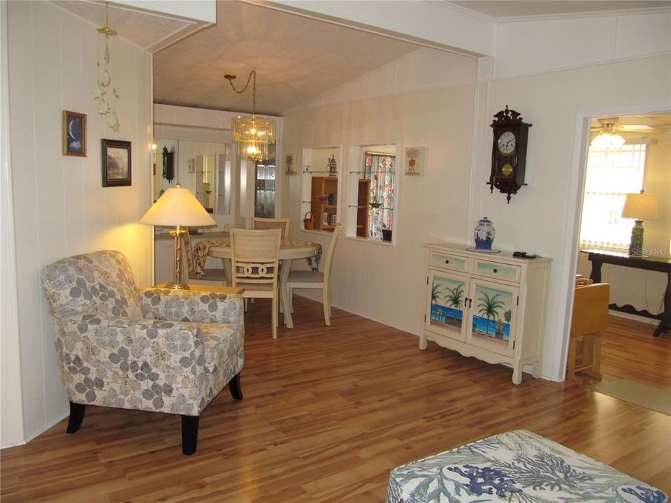 For Sale: $173,000 (2 beds, 2 baths, 1180 Square Feet)