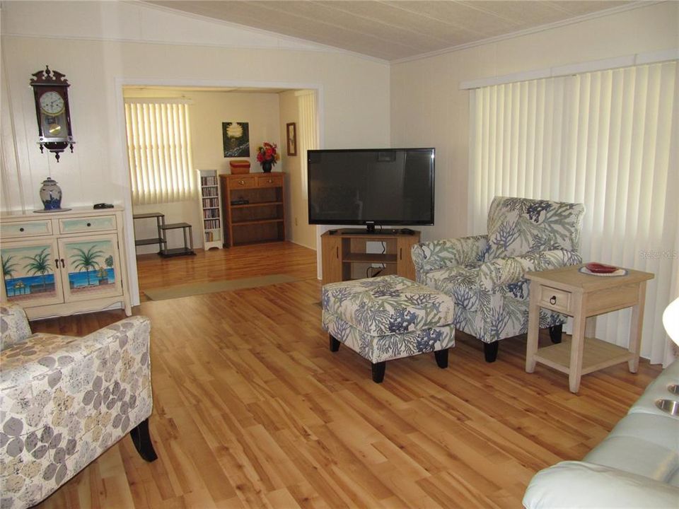 For Sale: $173,000 (2 beds, 2 baths, 1180 Square Feet)