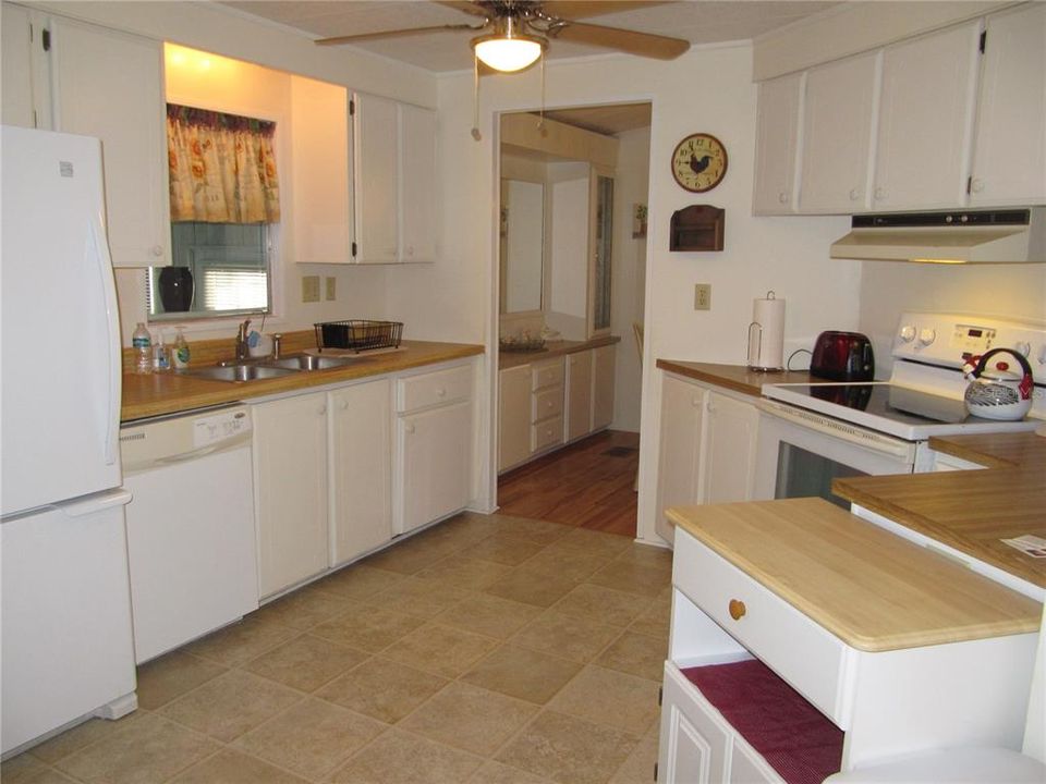 For Sale: $173,000 (2 beds, 2 baths, 1180 Square Feet)