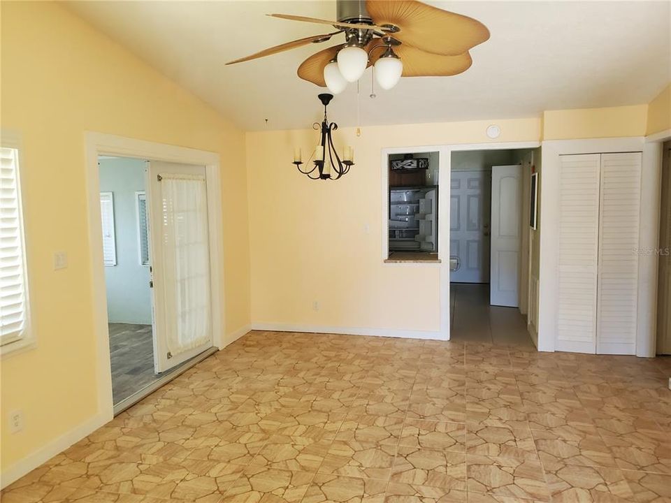 For Sale: $380,000 (2 beds, 1 baths, 1128 Square Feet)