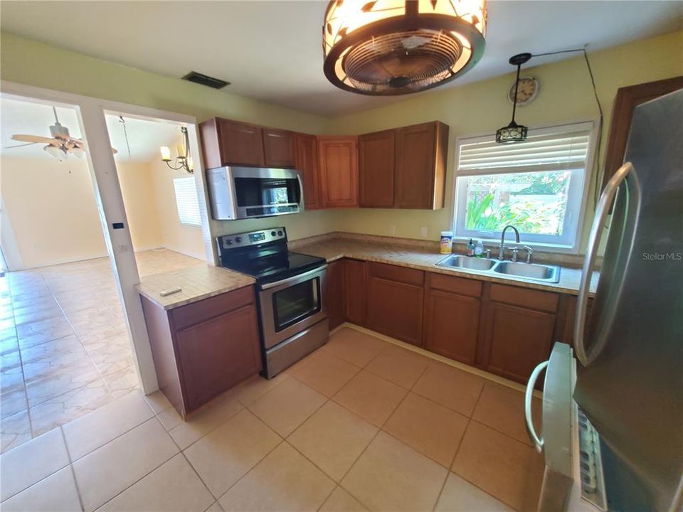 For Sale: $380,000 (2 beds, 1 baths, 1128 Square Feet)