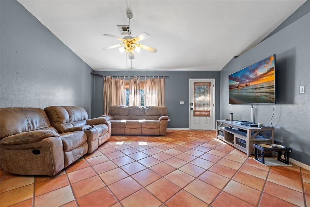 Active With Contract: $385,000 (3 beds, 3 baths, 1442 Square Feet)