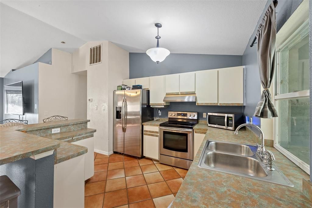 Active With Contract: $385,000 (3 beds, 3 baths, 1442 Square Feet)