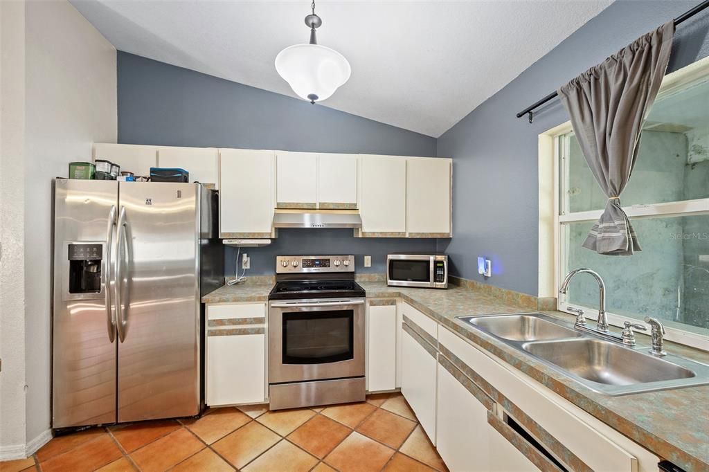 Active With Contract: $385,000 (3 beds, 3 baths, 1442 Square Feet)