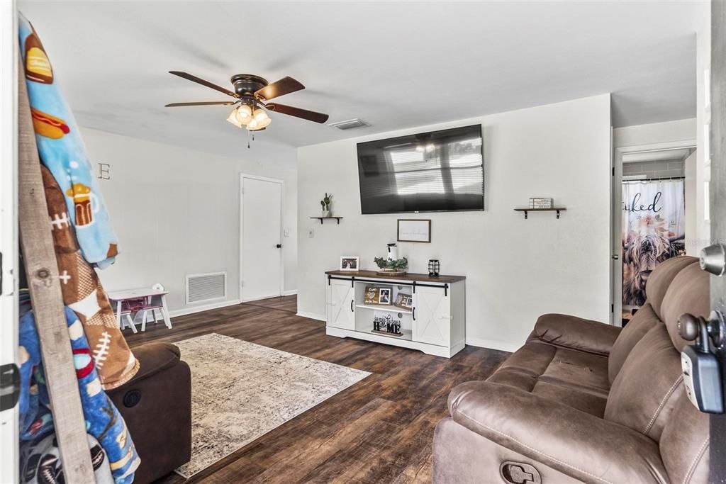 For Sale: $289,900 (2 beds, 1 baths, 962 Square Feet)