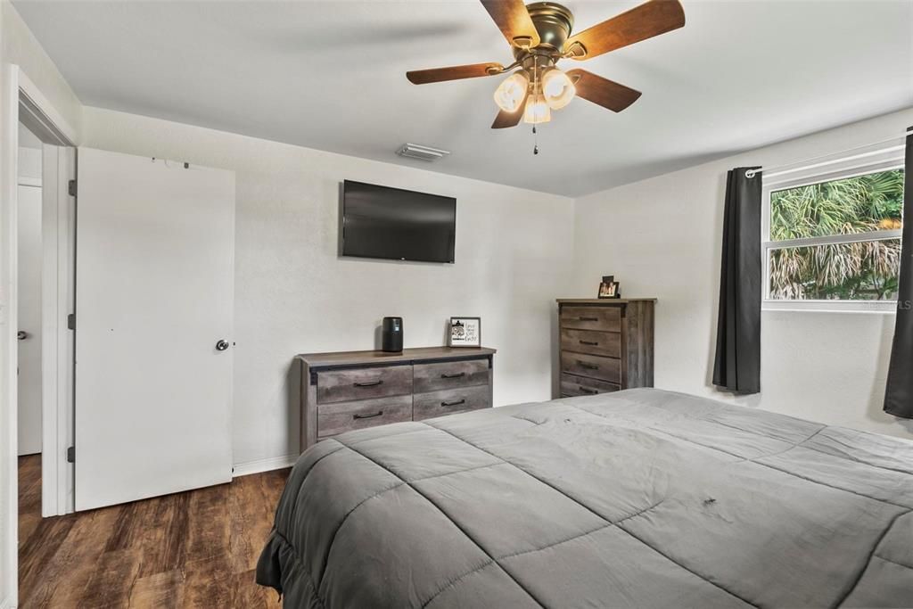 For Sale: $289,900 (2 beds, 1 baths, 962 Square Feet)