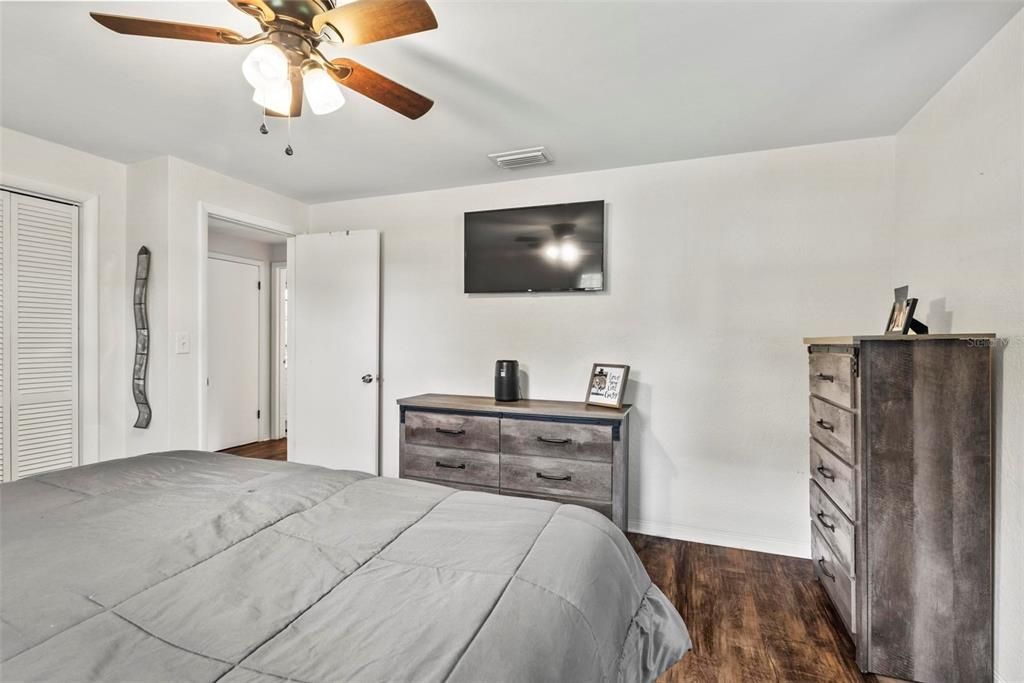 For Sale: $289,900 (2 beds, 1 baths, 962 Square Feet)