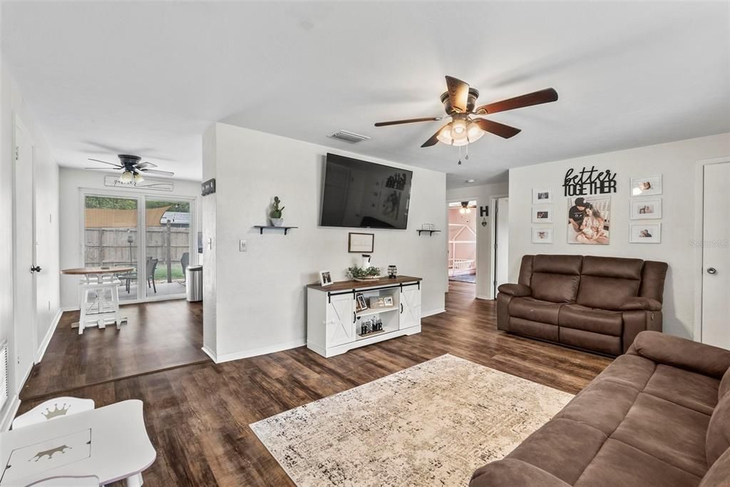 For Sale: $289,900 (2 beds, 1 baths, 962 Square Feet)