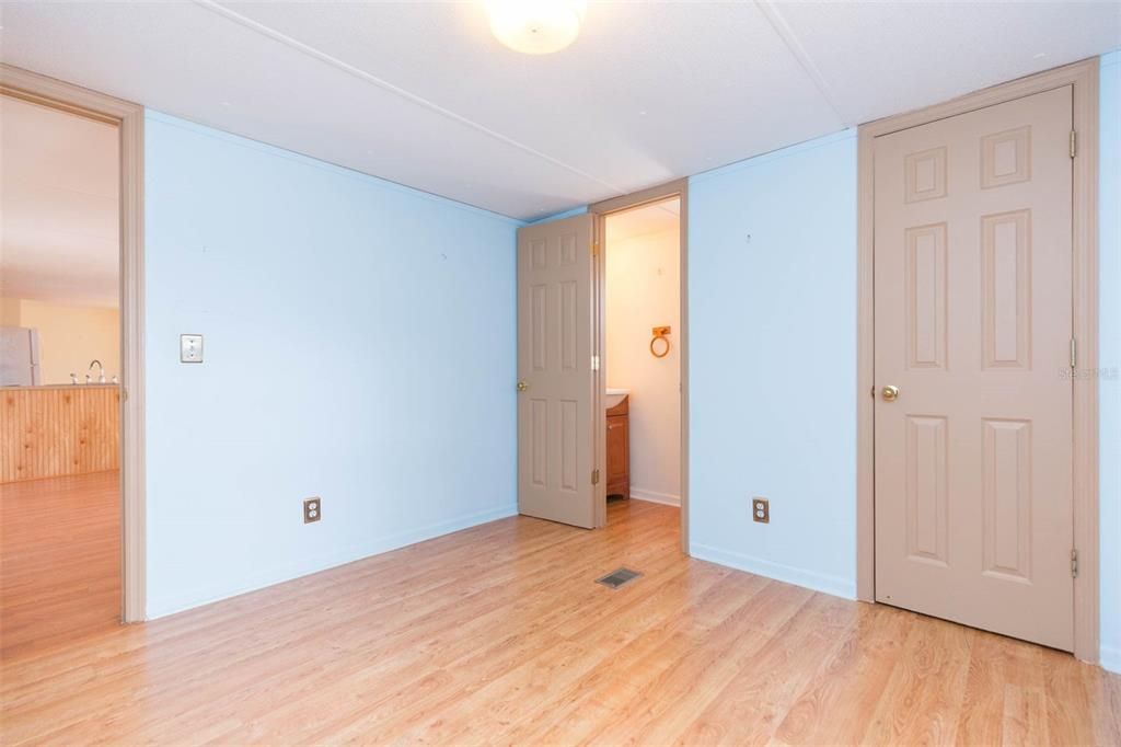 For Sale: $104,000 (2 beds, 2 baths, 784 Square Feet)