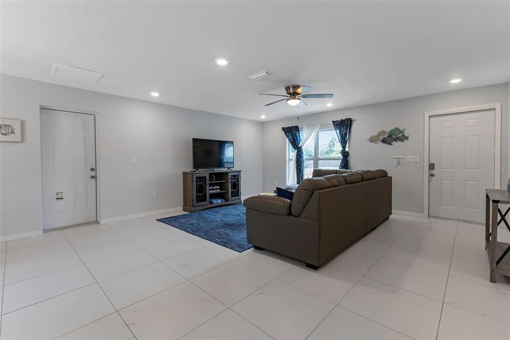 For Sale: $325,000 (3 beds, 2 baths, 1267 Square Feet)