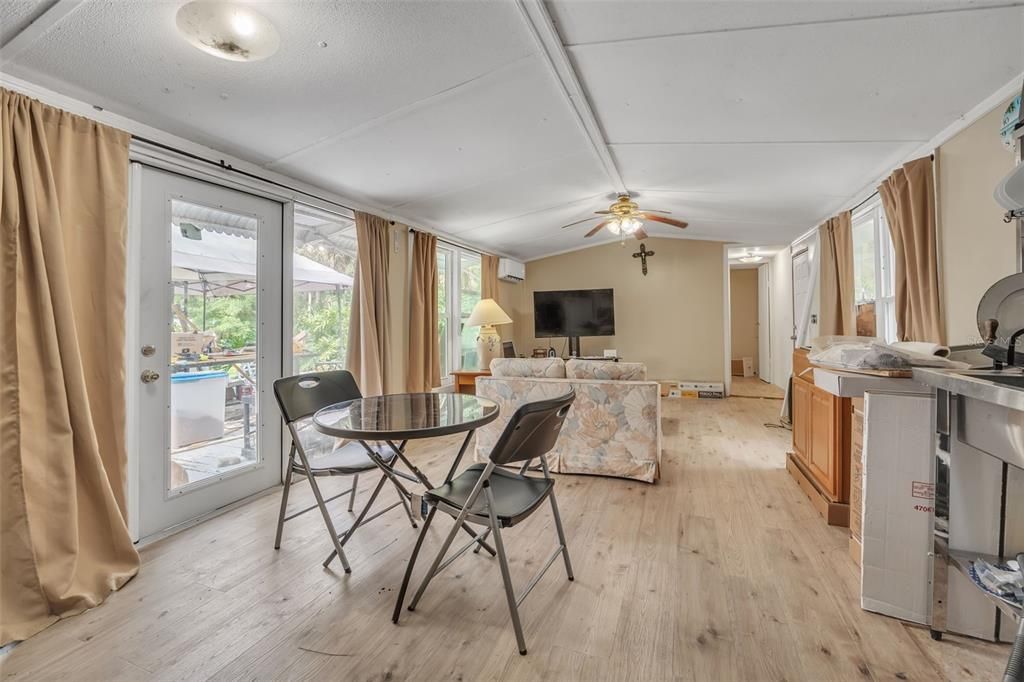 For Sale: $585,000 (2 beds, 2 baths, 952 Square Feet)