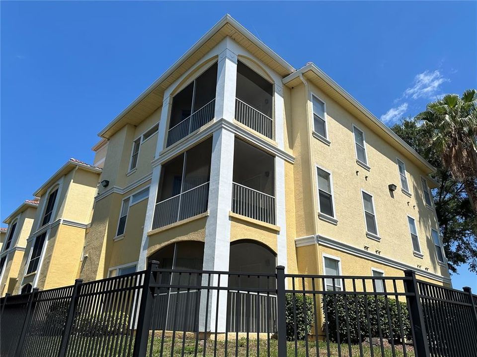 Active With Contract: $1,840 (2 beds, 2 baths, 1111 Square Feet)