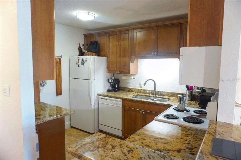 Active With Contract: $1,695 (1 beds, 1 baths, 751 Square Feet)