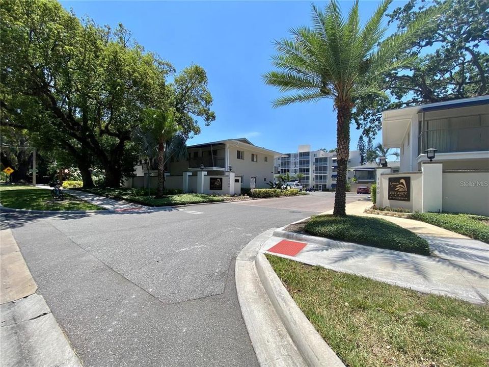 Active With Contract: $1,695 (1 beds, 1 baths, 751 Square Feet)