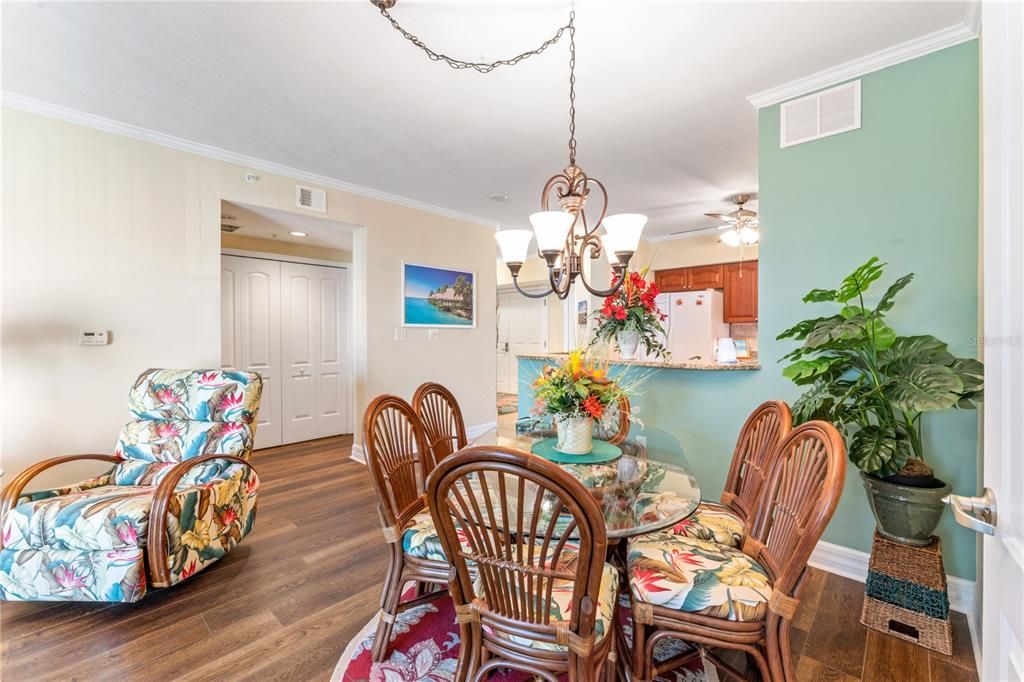 For Sale: $399,900 (2 beds, 2 baths, 1283 Square Feet)