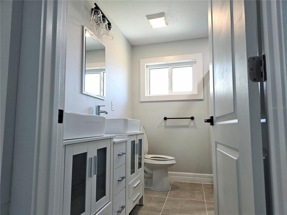 For Sale: $390,000 (2 beds, 1 baths, 1701 Square Feet)