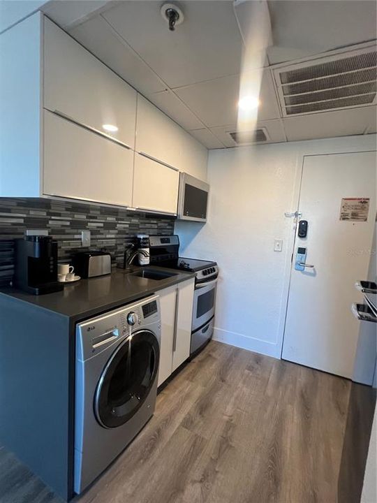 Active With Contract: $169,000 (1 beds, 1 baths, 408 Square Feet)