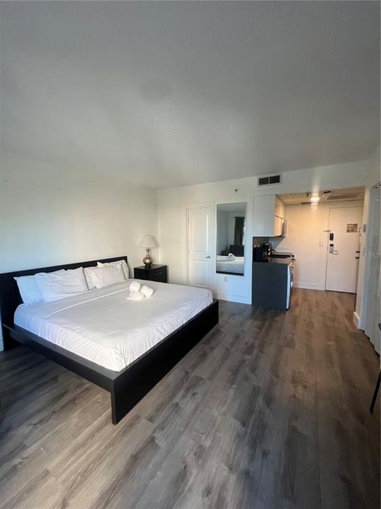 Active With Contract: $169,000 (1 beds, 1 baths, 408 Square Feet)