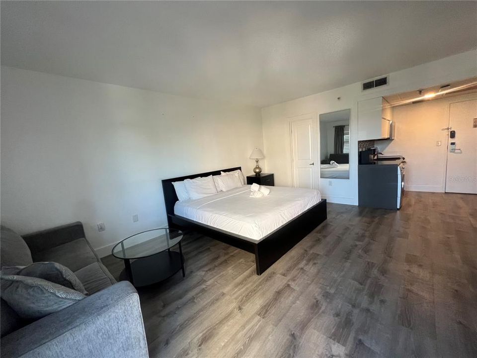 Active With Contract: $169,000 (1 beds, 1 baths, 408 Square Feet)