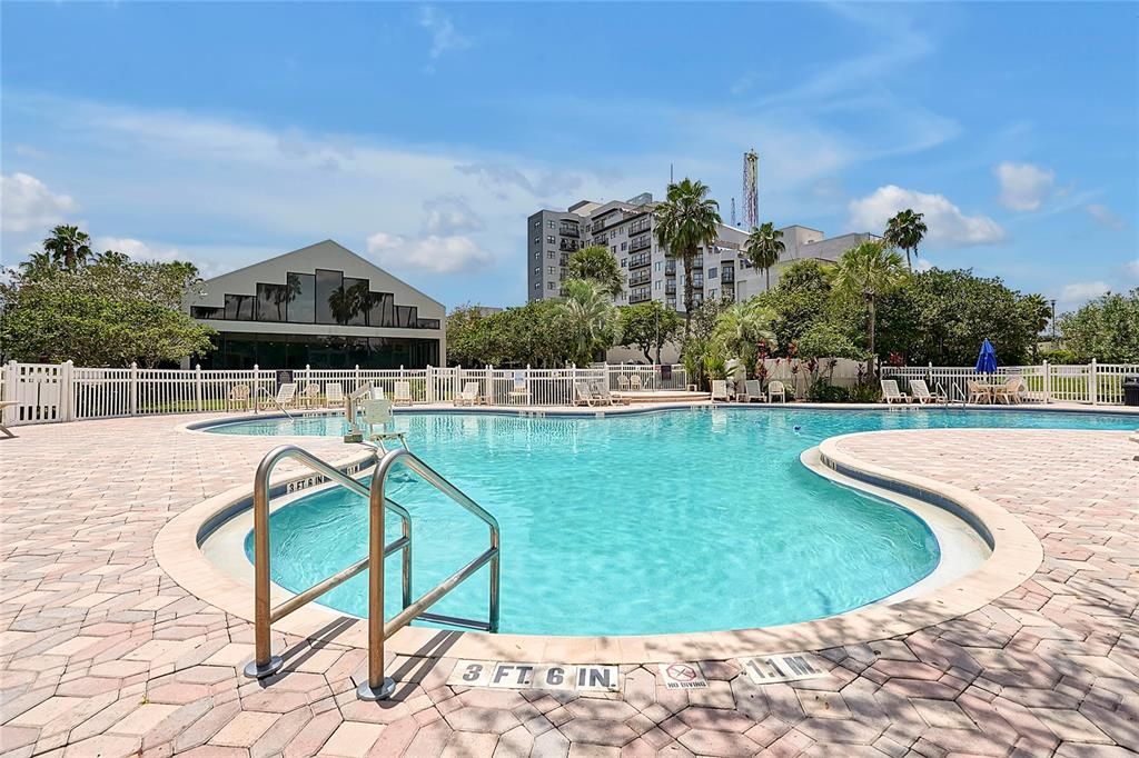 Active With Contract: $169,000 (1 beds, 1 baths, 408 Square Feet)