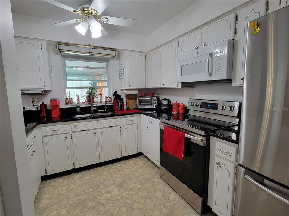 For Rent: $2,550 (3 beds, 2 baths, 1888 Square Feet)