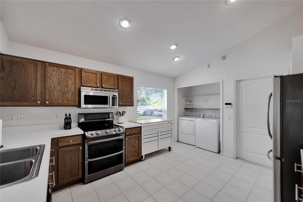 For Sale: $348,000 (3 beds, 2 baths, 1579 Square Feet)