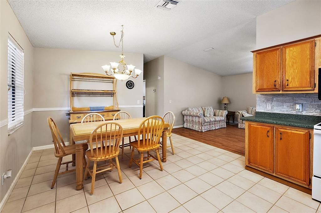 For Sale: $245,000 (2 beds, 2 baths, 1040 Square Feet)