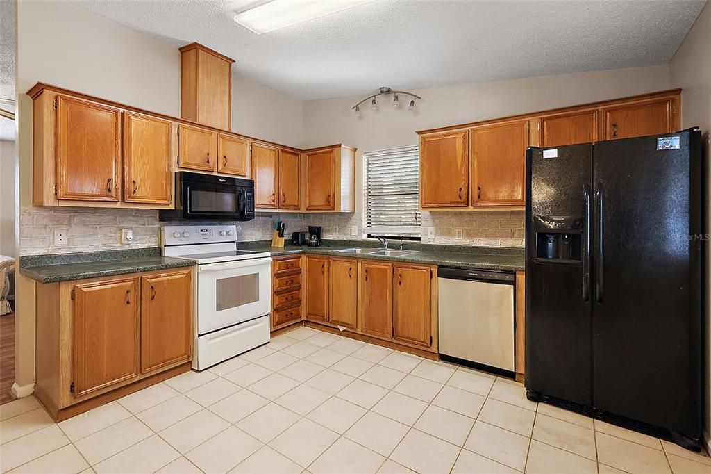 For Sale: $245,000 (2 beds, 2 baths, 1040 Square Feet)